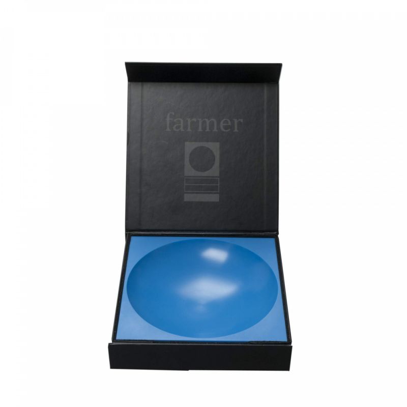 Blaue Modul 1 Magnetic Bowl Schale Farmer in geöffneter schwarzer Geschenkbox. Magnetische Schale für Ordnung.